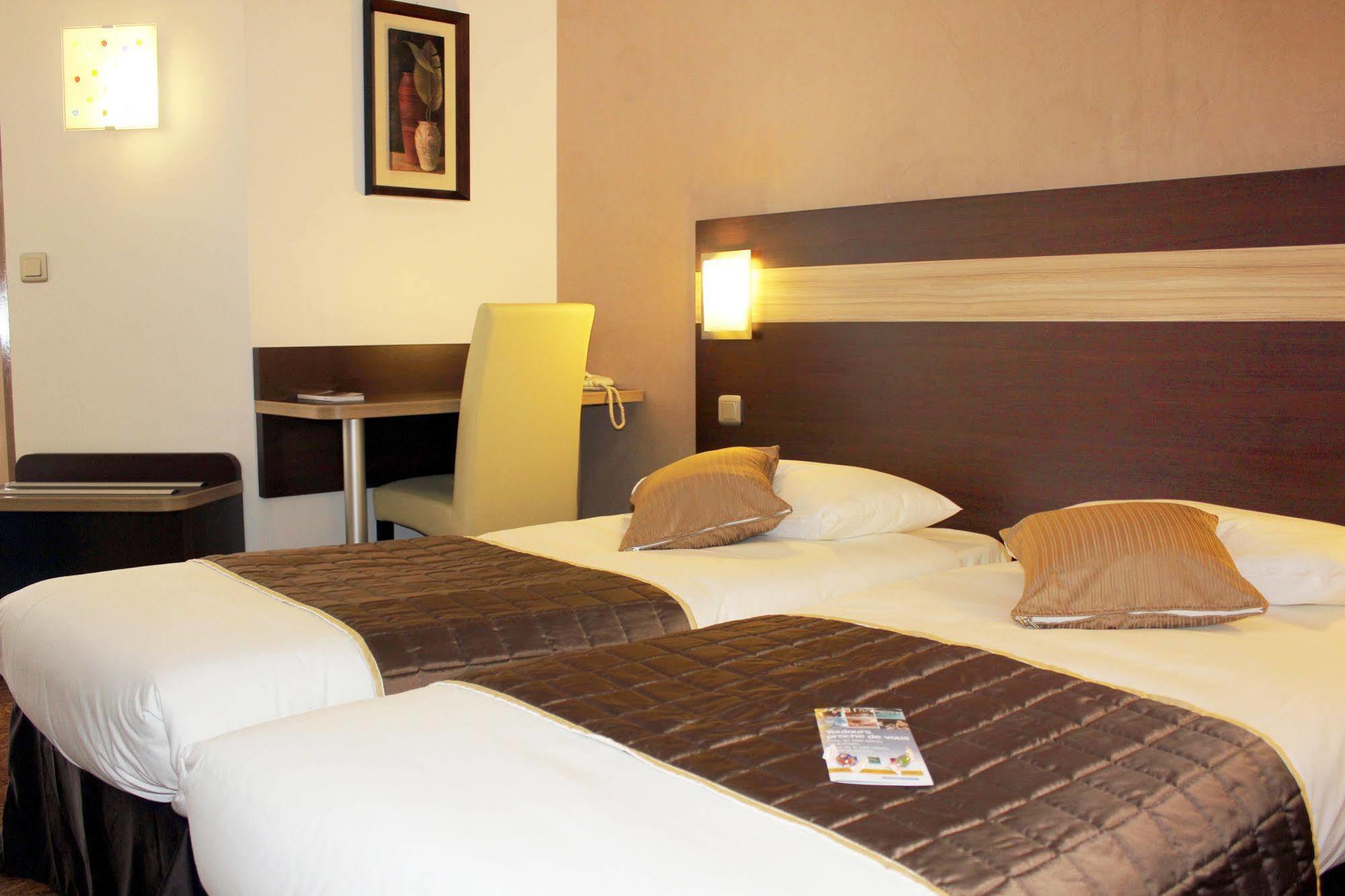 Contact Hotel Restaurant La Chaumiere Entre Orgeval Et Flins A13 Sortie 8 Les Mureaux Εξωτερικό φωτογραφία